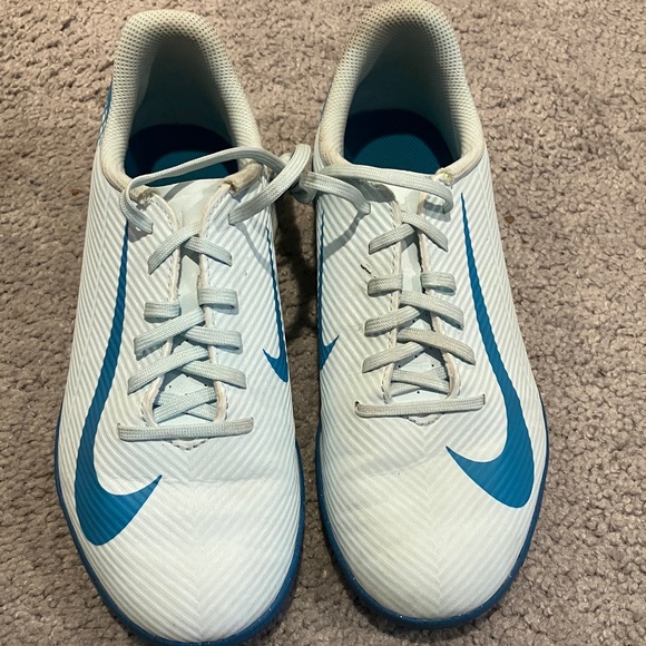 Nike White and Teal Sports Sneakers - Picture 5 of 8